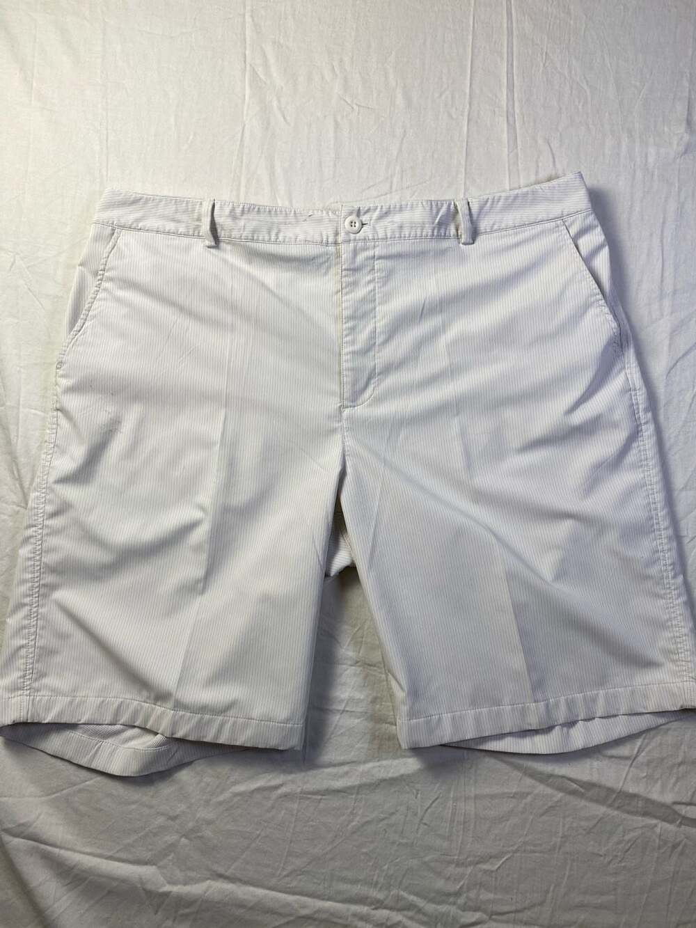 Under Armour Golf Shorts White Gray Pinstripe Flat Front size 40 (1386)